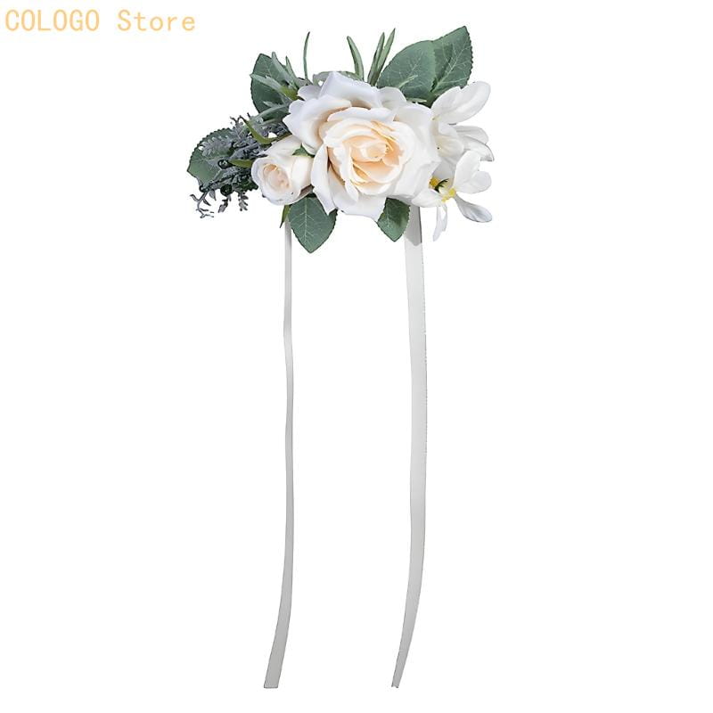 Elegante weiße Hochzeitsrosen-Boutonniere aus Seidenblumen, Zubehör mit künstlichen Rosen, grünen Blättern und zwei langen silbernen Schleifen.
