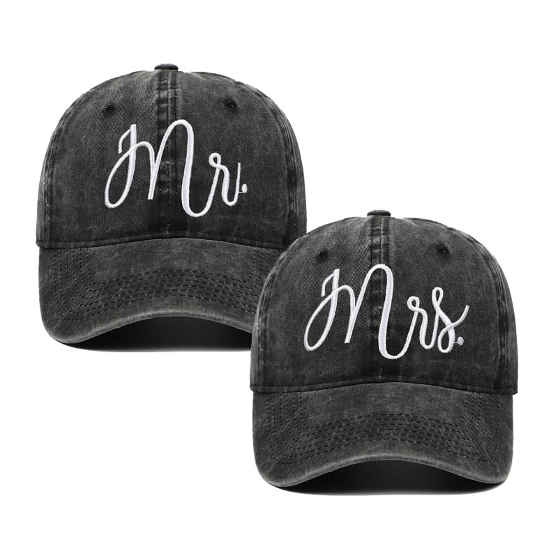 Une paire de casquettes de baseball délavées gris foncé avec broderie « MR » et « MRS » en lettres cursives blanches, conçues comme chapeaux parentaux pour couples.