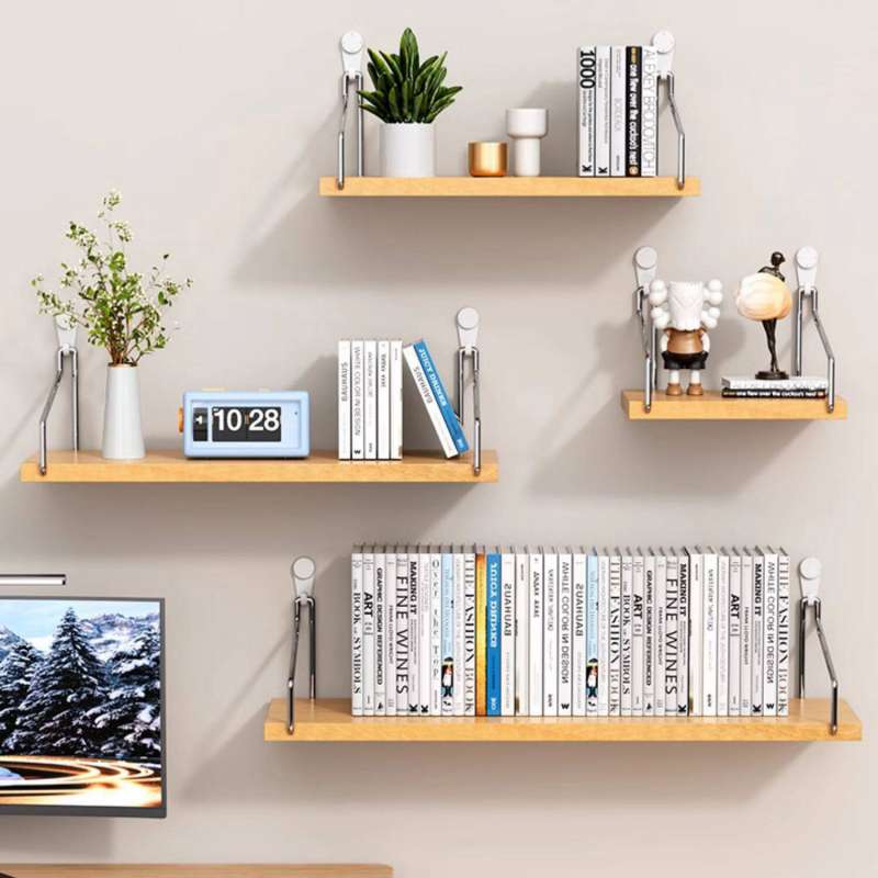 Étagères murales flottantes en bois clair avec fixations métalliques élégantes, adaptées au salon et à divers espaces applicables