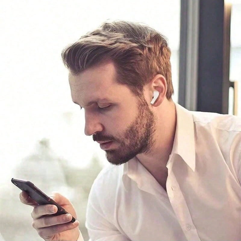Ein Mann, der weiße kabellose In-Ear-Kopfhörer mit Bluetooth 5.3 und aktiver Geräuschunterdrückung in seinem rechten Ohr trägt.