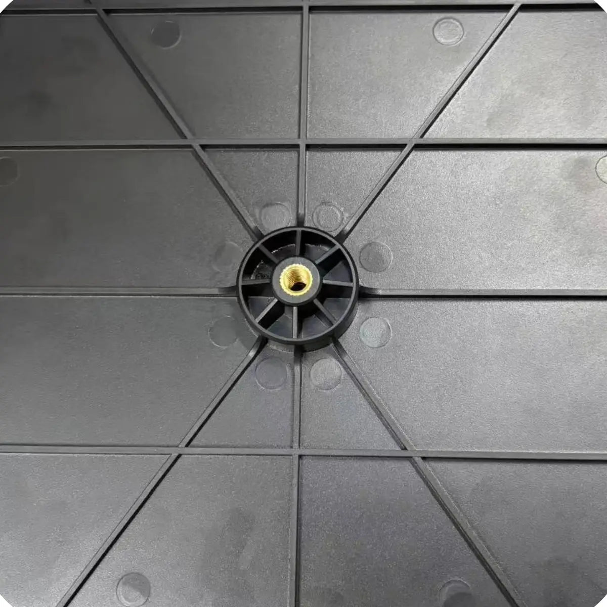 Base de bandeja para proyector de plástico negro con adaptador de rosca de 1/4 central color latón y segmentos triangulares radiales visibles en la parte posterior