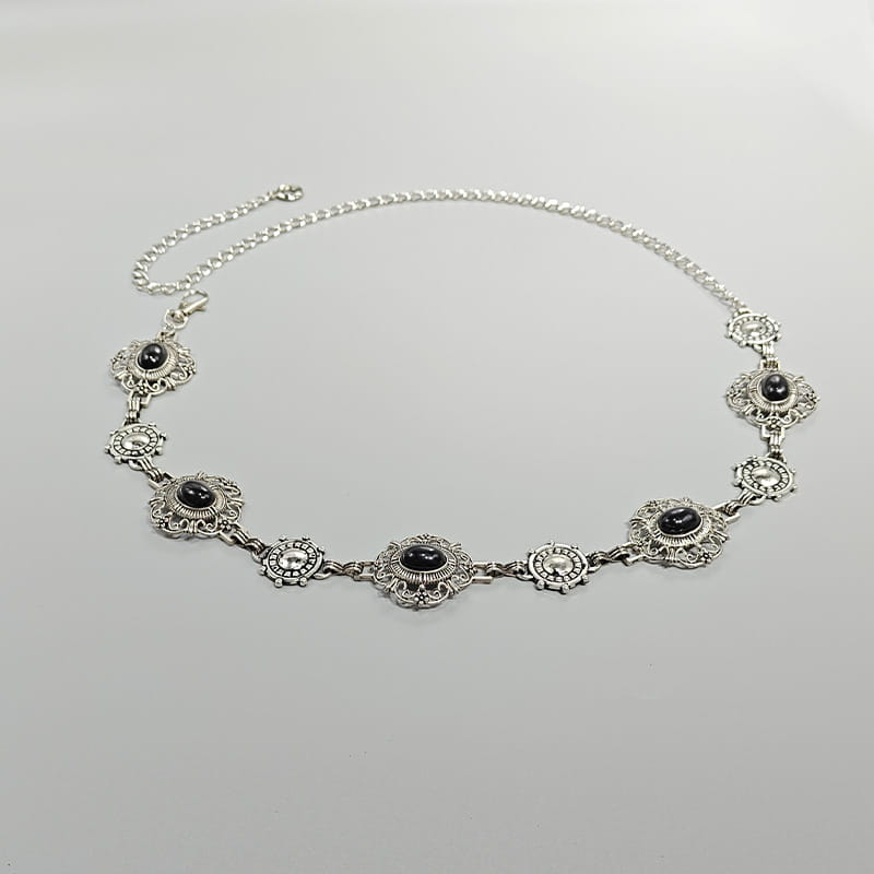 Collier ras du cou en argent filigrané, avec des pierres d’onyx noir serties dans un travail métallique ornemental au style vintage, associé à une ceinture de hanche en chaîne pour cosplay de style gothique punk, pour un accessoire de ceinture de hanche pour femme