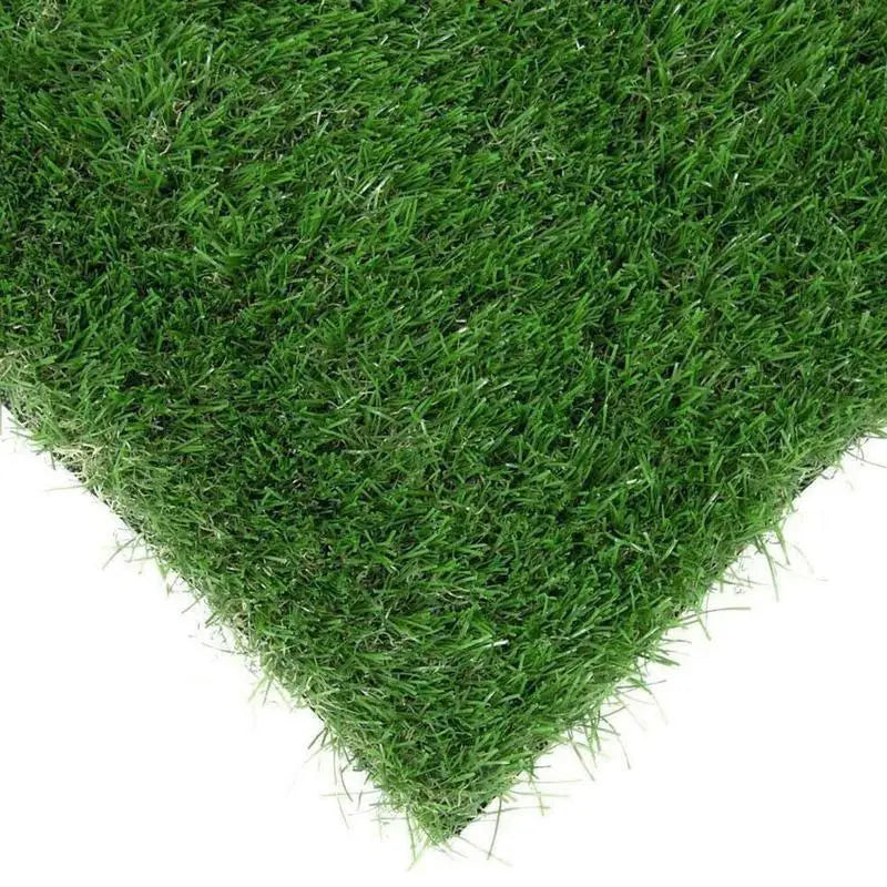 Estera de césped artificial verde con cuchillas sintéticas densas fabricadas con material resistente, diseñada para uso interior y exterior como alfombra de césped verde