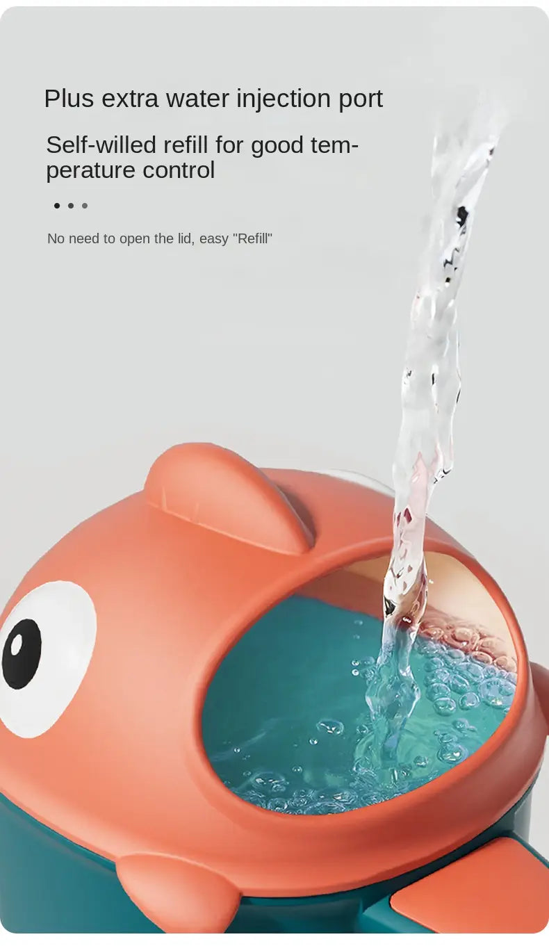 Taza de enjuague para baño de bebé de plástico con forma de pez naranja y turquesa, con un puerto de inyección de agua de reposición autoimpulsada para uso con cabezal de ducha.