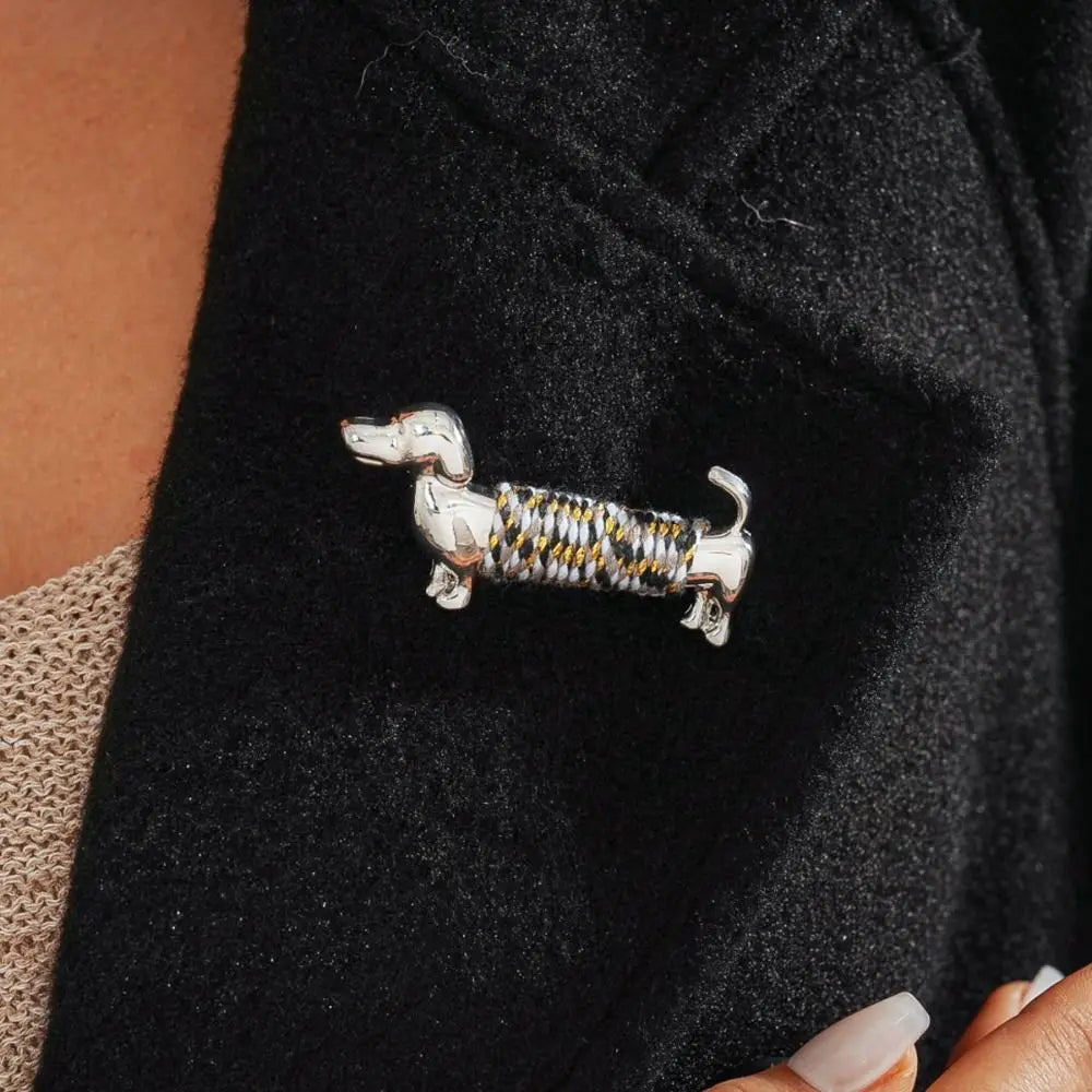 une broche en teckel en fil argenté et doré, en métal, conçue comme broche à revers pour les amoureux des animaux