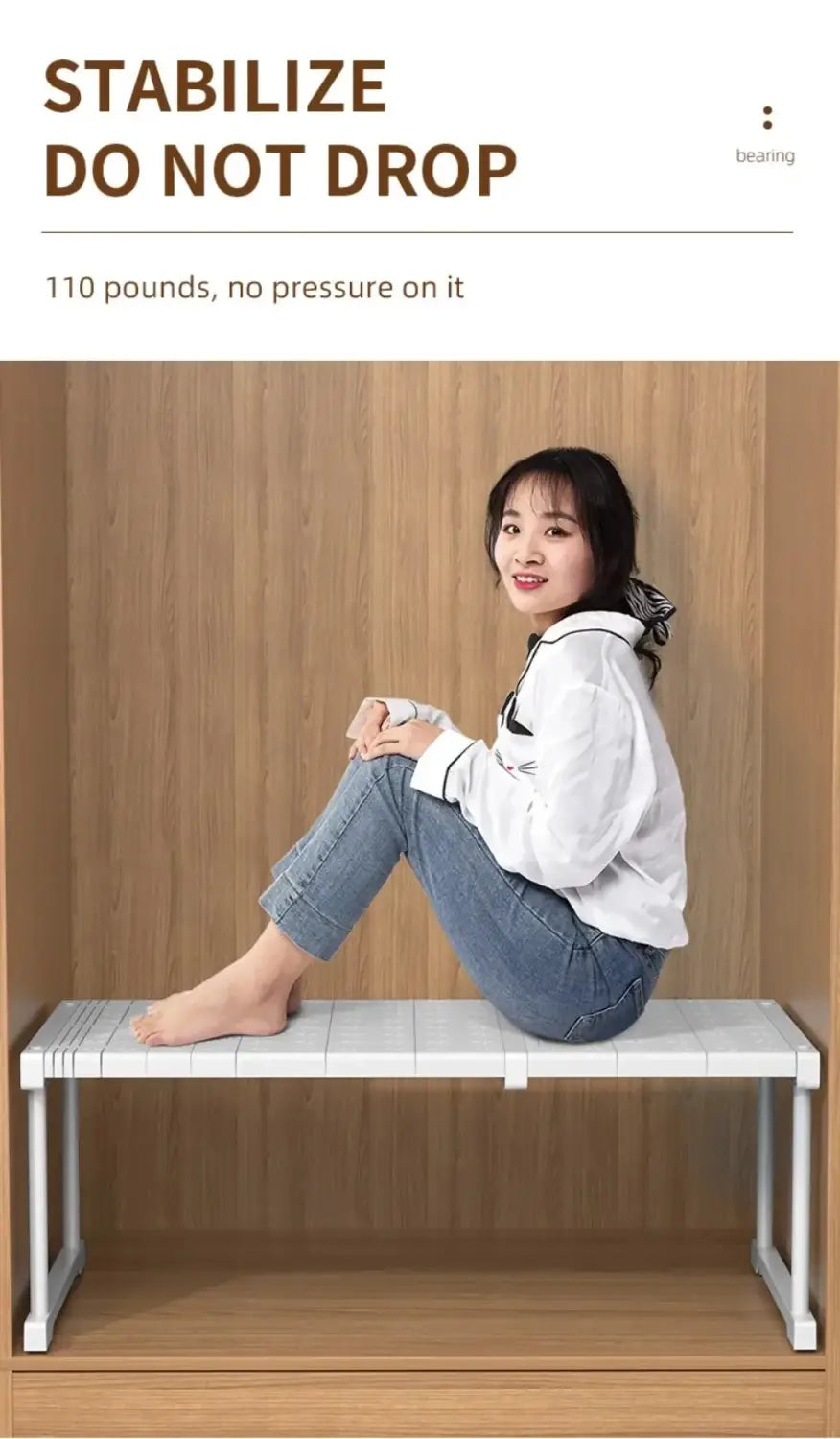 Banc pliant en plastique blanc avec cadre métallique et assise à lattes, utilisé comme organisateur d’armoire empilable et comme rack de rangement pour les vêtements.
