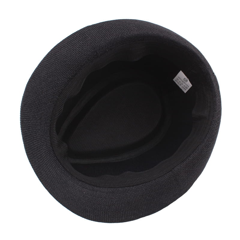 schwarzer strukturierter Fedora mit weicher, abgerundeter Kappe und leicht gebogenem Schirm in einem Fedora-Stroh-Hut, Unisex-Sommer-Strandmützen-Design.