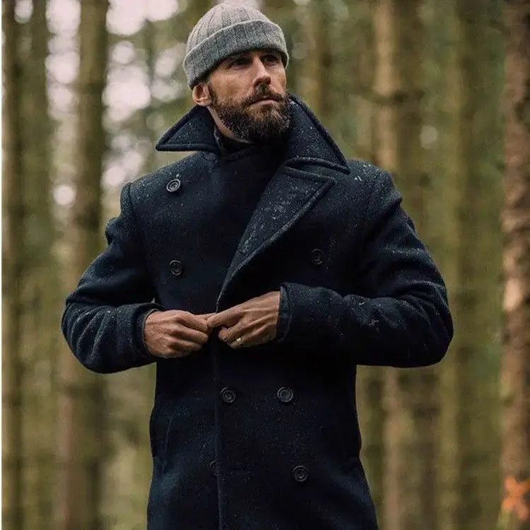Abrigo largo tipo peacoat para hombre de lana azul marino oscuro con doble botonadura, botones negros y solapa con muesca, diseñado como chaqueta de invierno.