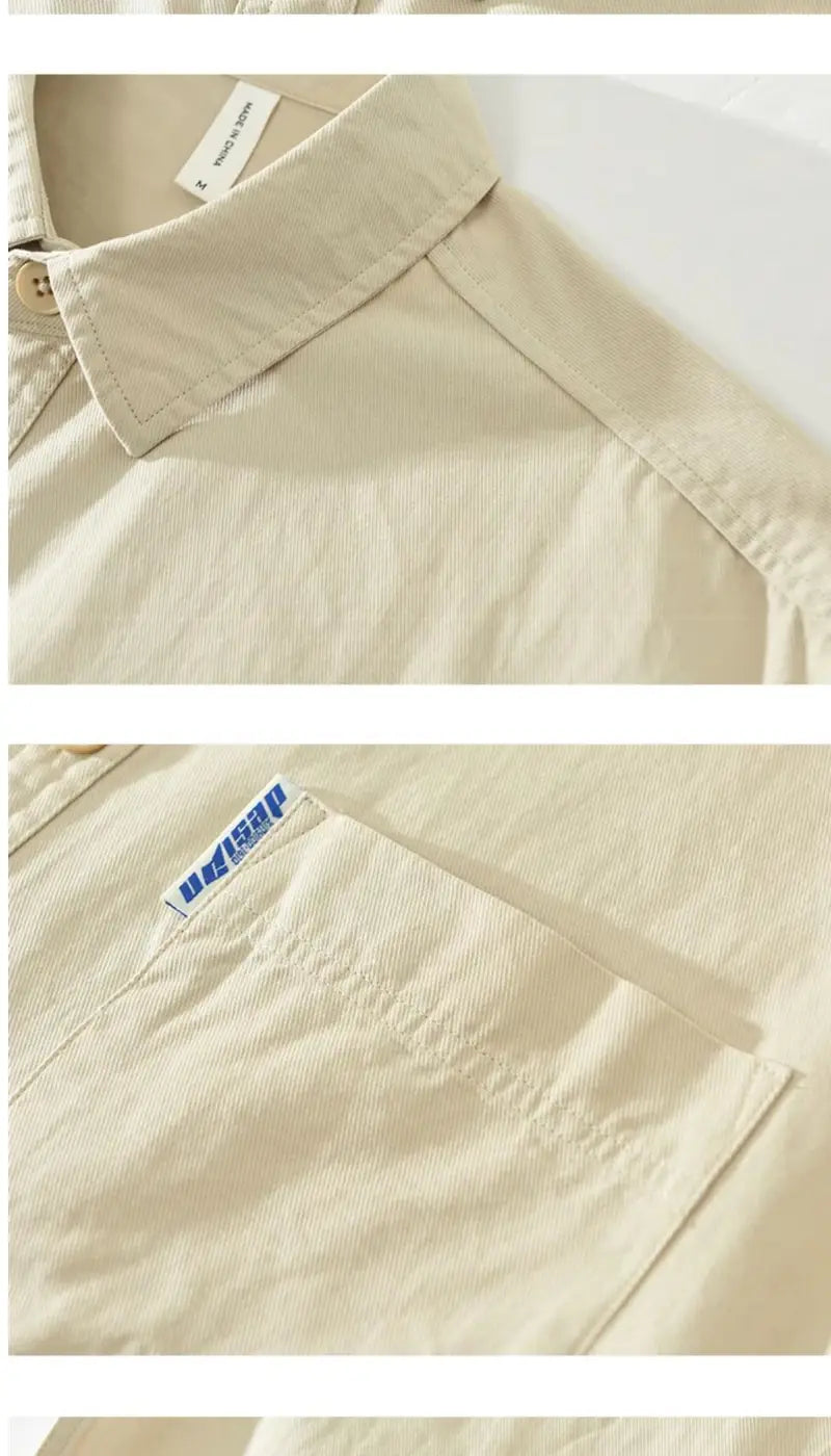 Camisa de vestir casual para hombre de un solo color, de manga larga, en algodón beige, con una textura acanalada sutil y una aplicación de marca en el bolsillo del pecho.