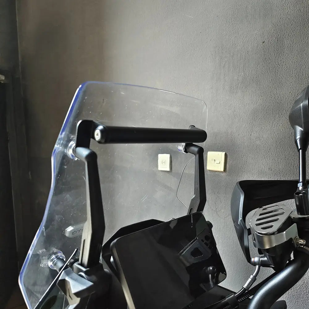 GPS-Navigationshalterung Cfmoto 800mt mit klarem Kunststoff-Windschutzschild, montiert auf einem schwarzen Metallrahmen.