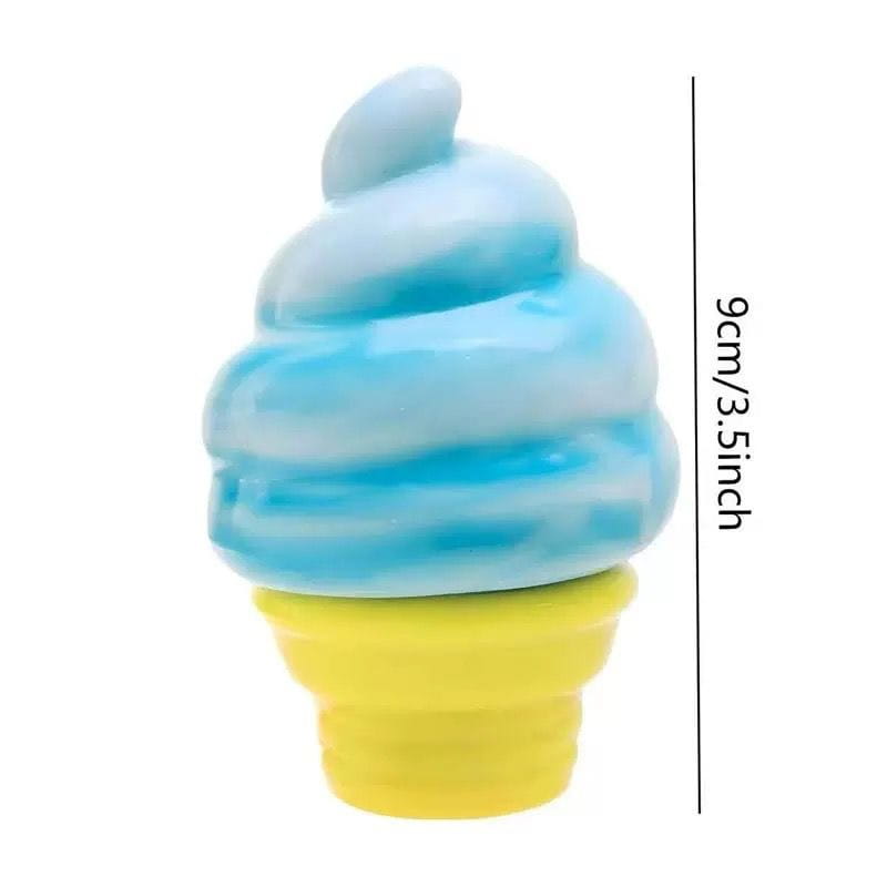 Ein glänzender blau- und weiß marmorierter Eistüten-Eiscreme-Kegel als Nee-Doh-Quietschtier-Fühlspielzeug mit einer leuchtend gelben Basis, von der vorderen Ansicht gezeigt.