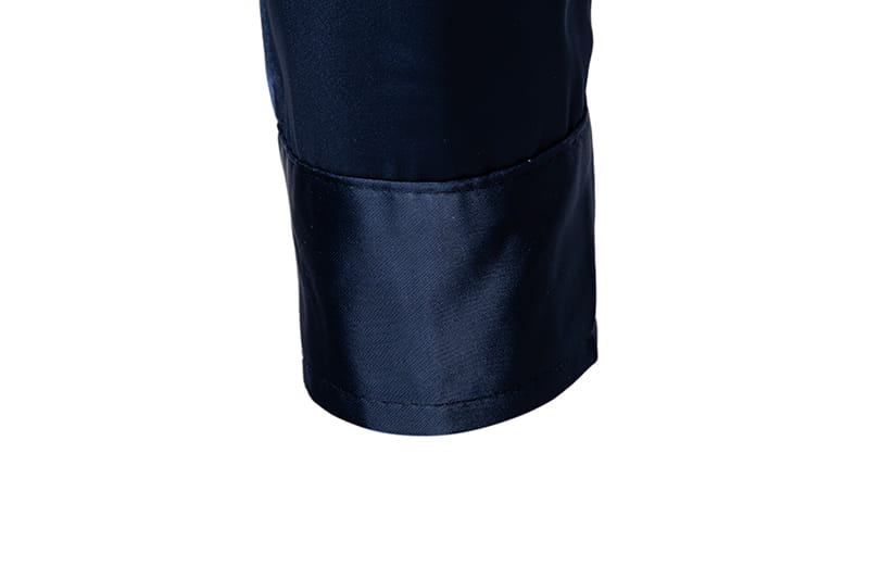 Navyblauer Satinstoff-Manschettenabschluss mit goldfarbenem Besatz und glatter, glänzender Oberfläche, mit ordentlich vernähten Kanten am Herrenhemd mit goldfarbenem Besatz aus Satin.