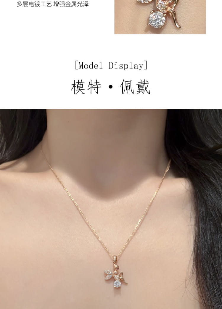 クリアクリスタルで作られたきらめく花のデザインと、精緻なシルバーのディテールが施された、モアッサナイトのエルフペンダント付きの繊細なローズゴールドネックレス。