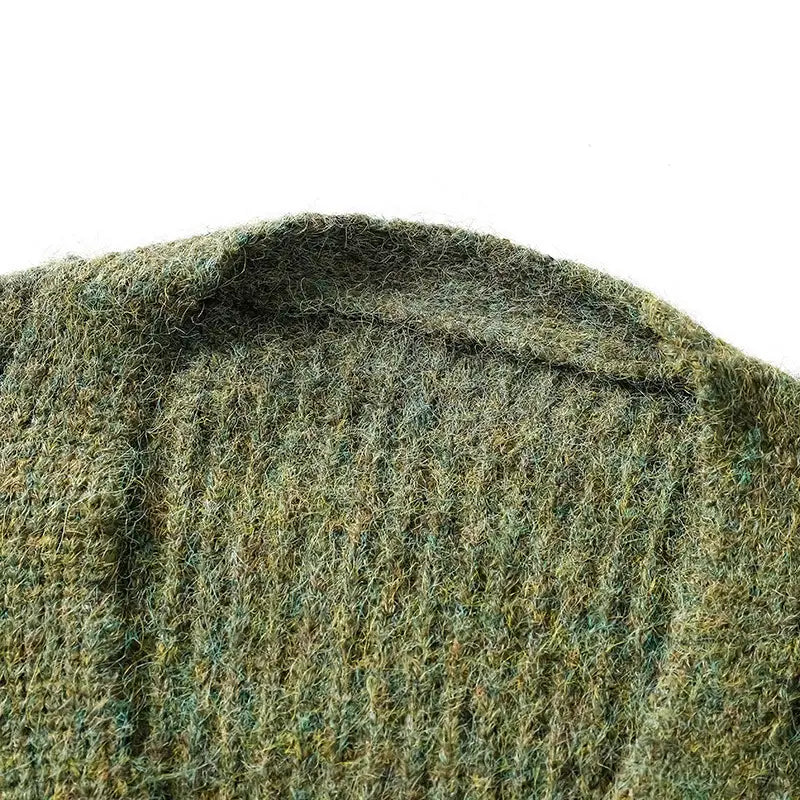 Herren-V-Ausschnitt-Strickcardigan aus strukturiertem Moosgrün mit weicher flauschiger Oberfläche und dezenten, melierten Farbtönen aus Strickmaterial.