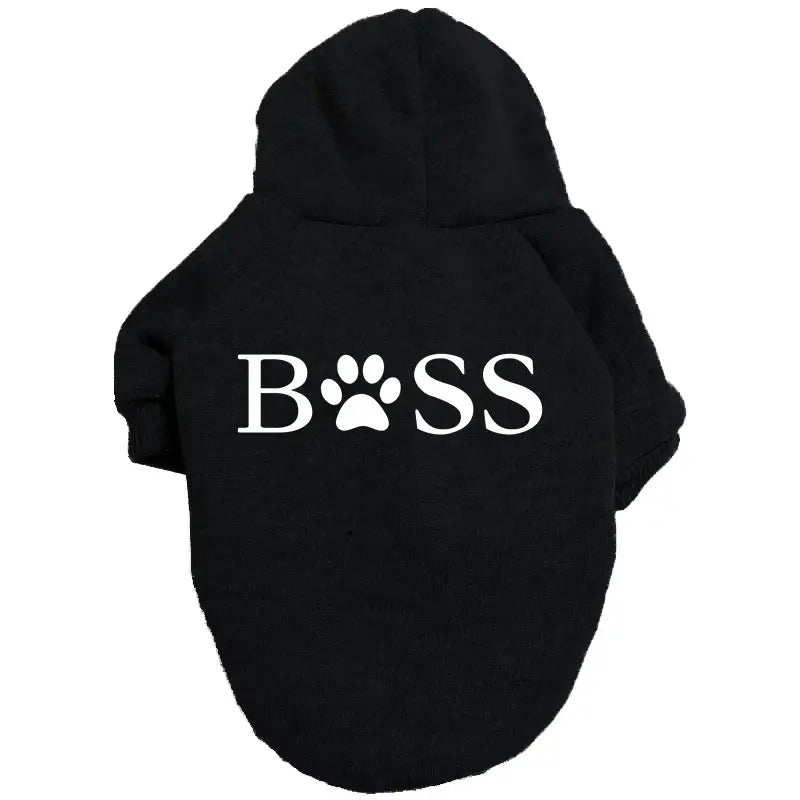 Schwarzer Fleece-Boss-Dog-Hoodie mit weißer Beschriftung und einem Pfotenprint, der das o ersetzt, gestaltet als warmer Mantel für Haustiere.