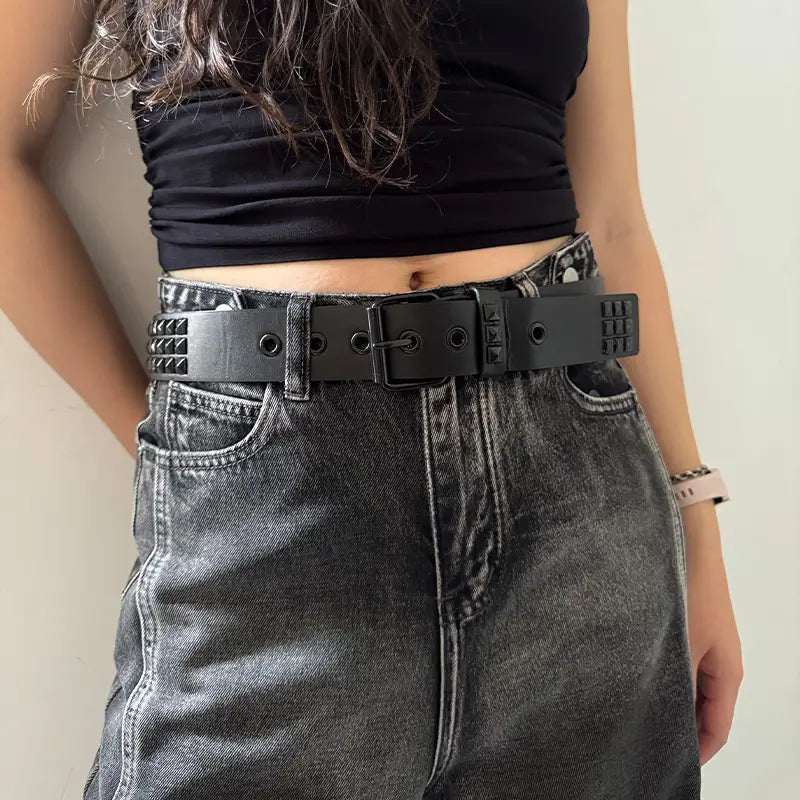 Cinturón de estilo y2k con cuero negro, adornado con pedrería y con tachuelas, con accesorios góticos, estilo y2k y hebilla rectangular.