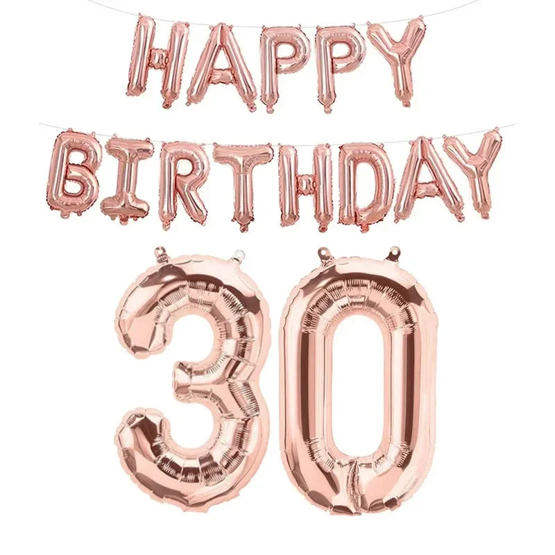 Ensemble de ballons en feuille or rose comprenant une banderole « Joyeux anniversaire » et le numéro 30 pour les célébrations d’un anniversaire marquant.