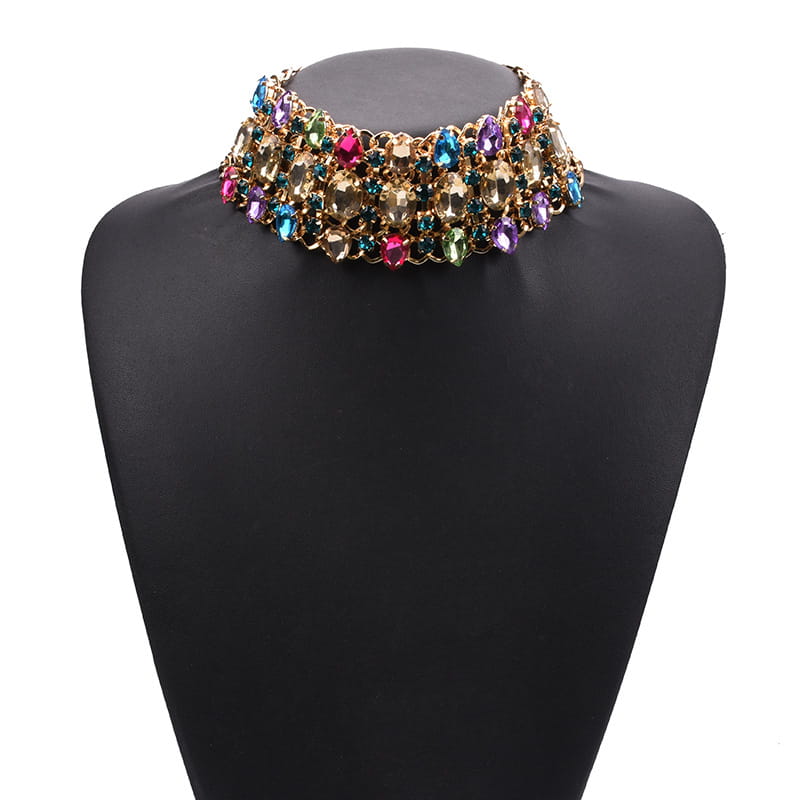 Un collier ras du cou en cristal arc-en-ciel à multiples brins, éblouissant, présentant des pierres précieuses facettées vives en rose, bleu, vert et violet, montées sur une base en métal à tons dorés.