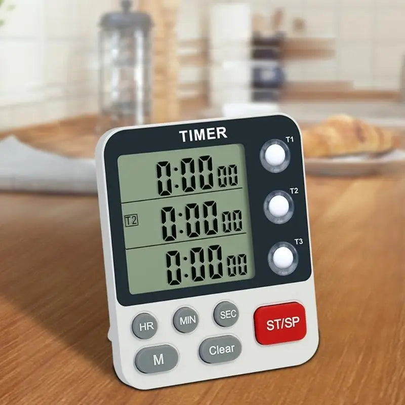 Weißer digitaler Küchen-Timer mit schwarzer Anzeigeeinheit; drei programmierbare Timer t1 bis t3 sowie Tasten für Stunde, Minute, Sekunde, Modus, Clear und Start-Stopp-Funktionen im dreikanaligen digitalen Küchen-Timer mit lauter Alarmfunktion