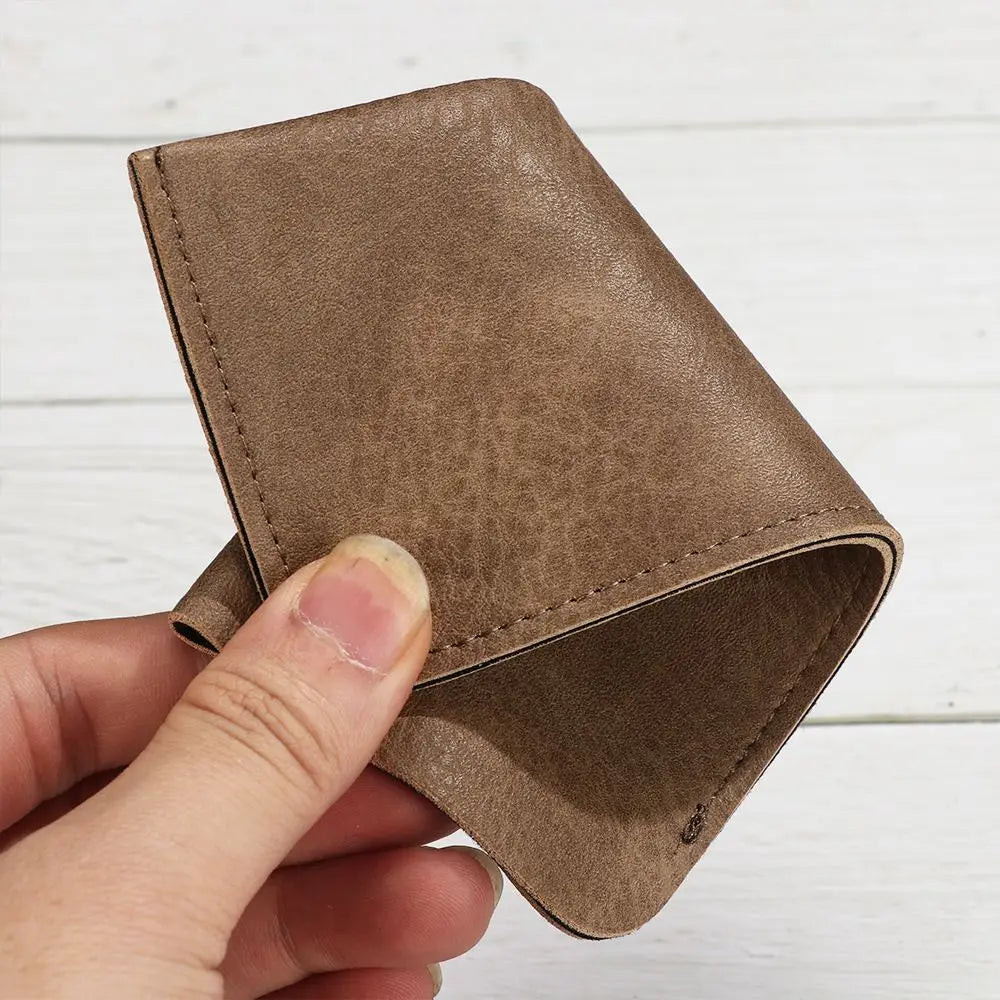 eine kompakte Brillentasche aus hellem (tan) Leder mit sichtbarer Steppnaht und strukturierter Oberfläche, ausgelegt als Reißverschluss-Brillenetui für Brillenzubehör.