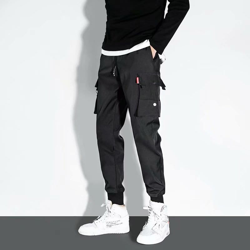 Schwarze Herren-Tactical-Cargo-Hosen mit mehreren Taschen und Kordelzug am Bund, entworfen für Freizeit-Workwear und Jogger; verwenden