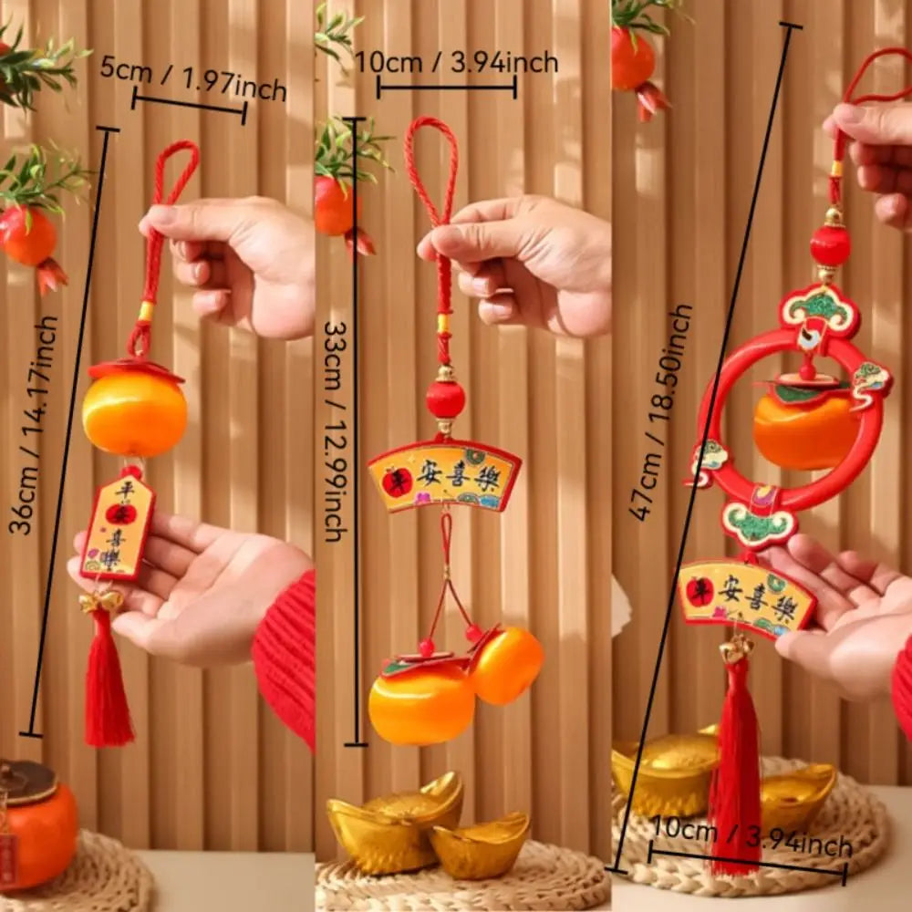 Roter und orangefarbener traditioneller chinesischer Zier-Laternenanhänger mit bestickten Zeichen und Quasten für die Feier zum Chinesischen Neujahr 2025