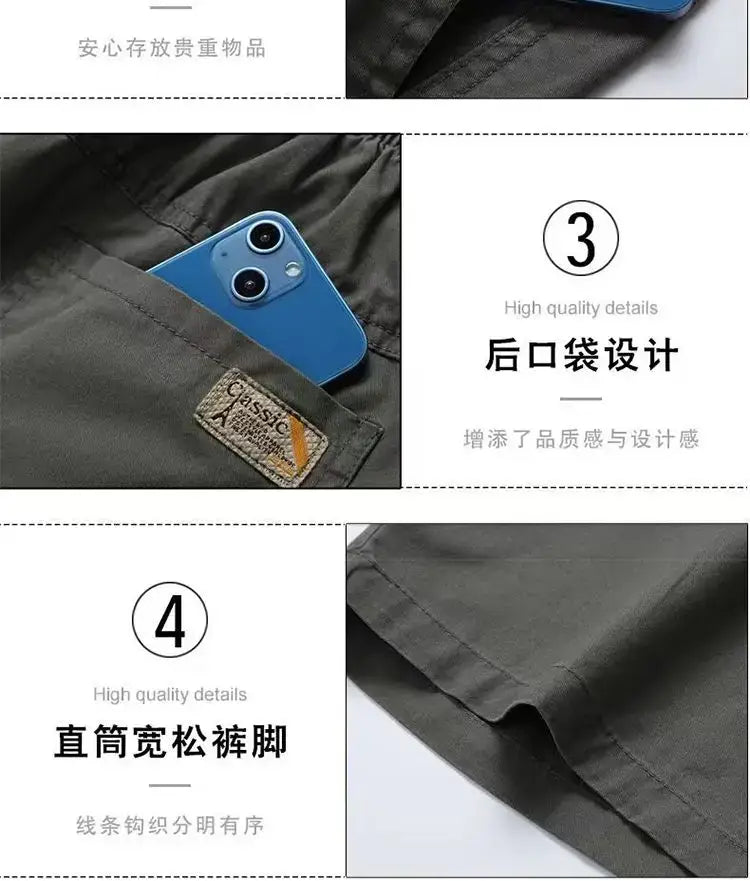 ダークグレーのメンズ用純綿のカジュアルなルーズサマーショーツで、背面ポケットにクラシックなレーベルのパッチがあり、背面側から見たストレートでルーズなシルエットの脚が示されています。