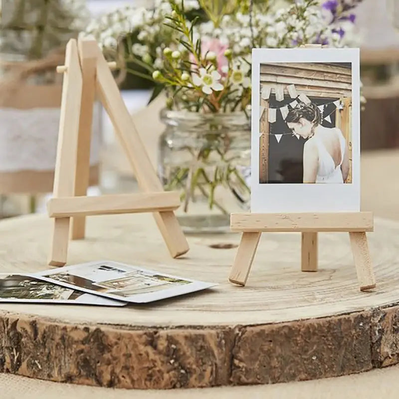 Petit chevalet miniature en bois de couleur claire tenant une photo de type polaroid, utilisé comme décor d’engagement de mariage, cadre, peinture, affiche, chevalet pour décoration d’anniversaire et de mariage.