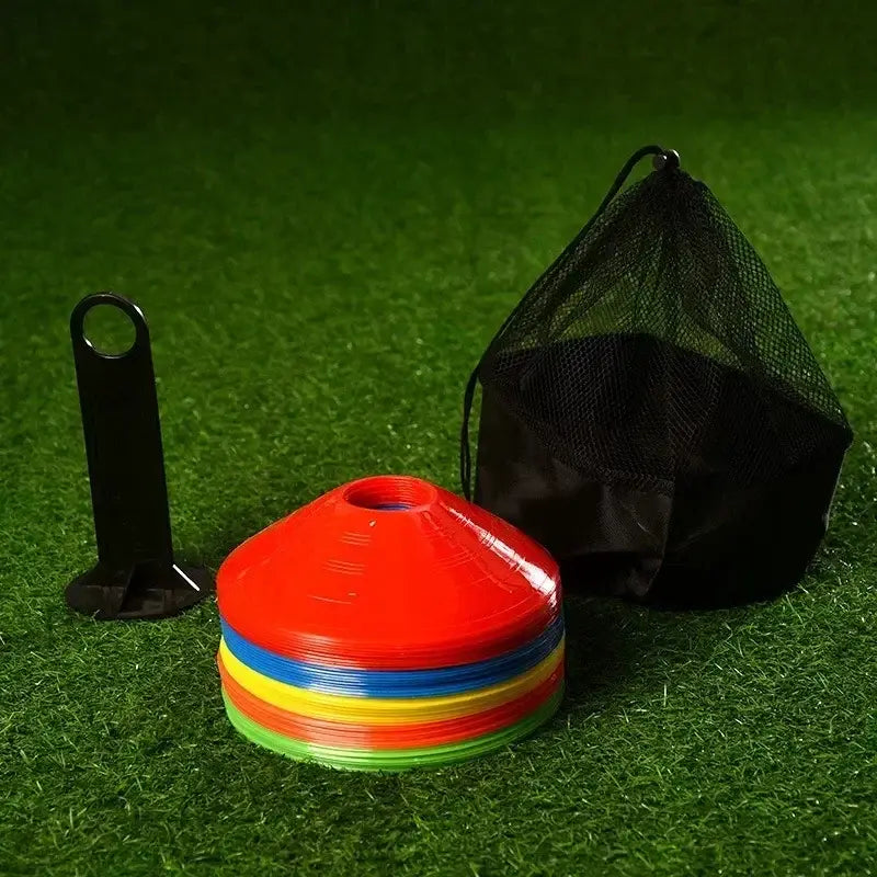 Stapeln farbenfroher Kunststoff-Agility-Fußball-Trainingskegel in Rot, Blau, Gelb und Grün für Sportübungen und -training.