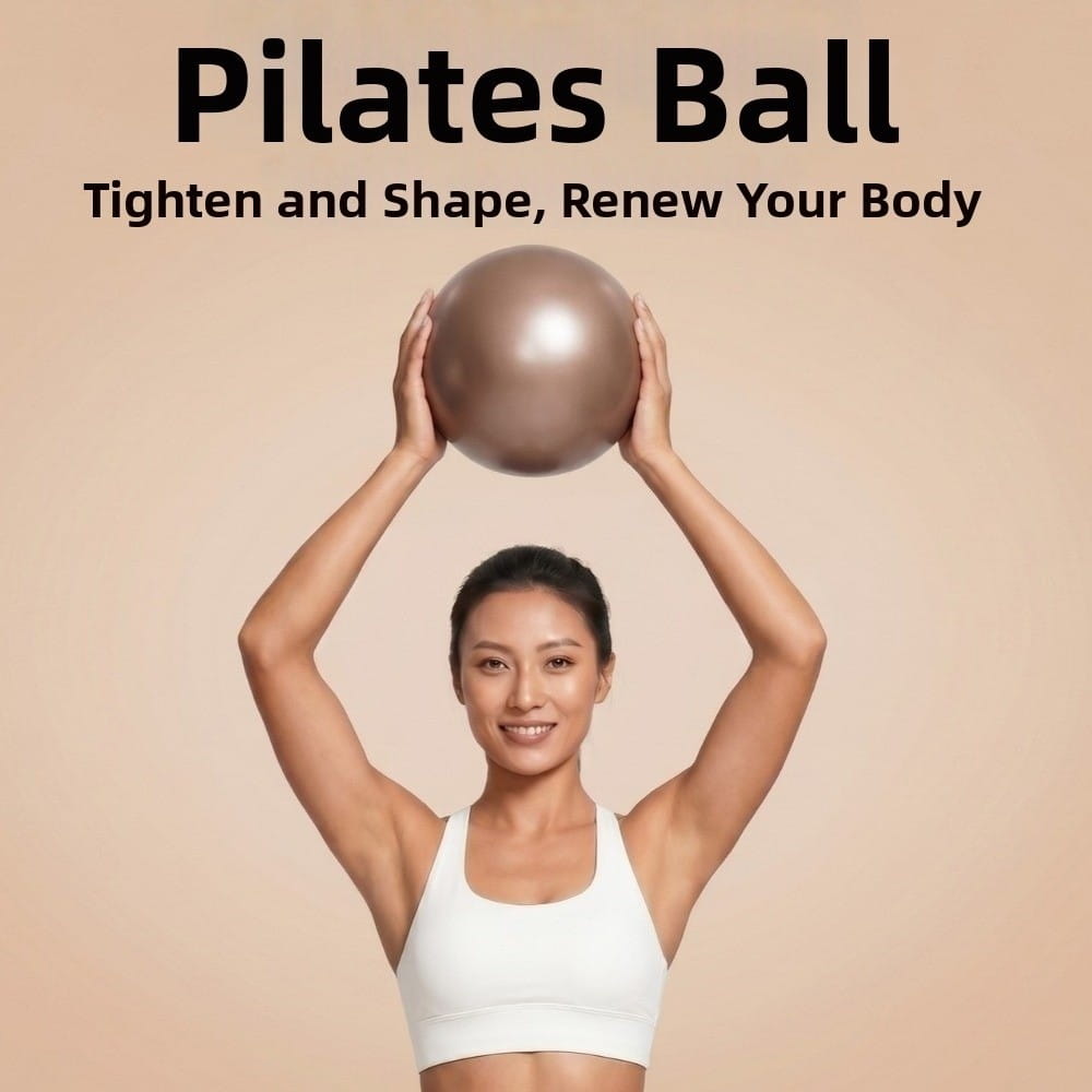 Un balón de yoga Pilates de 22 cm color beige, de acabado mate suave, antiestallidos, sostenido por encima de la cabeza por una mujer con vestimenta deportiva, para el entrenamiento del core y el acondicionamiento físico.