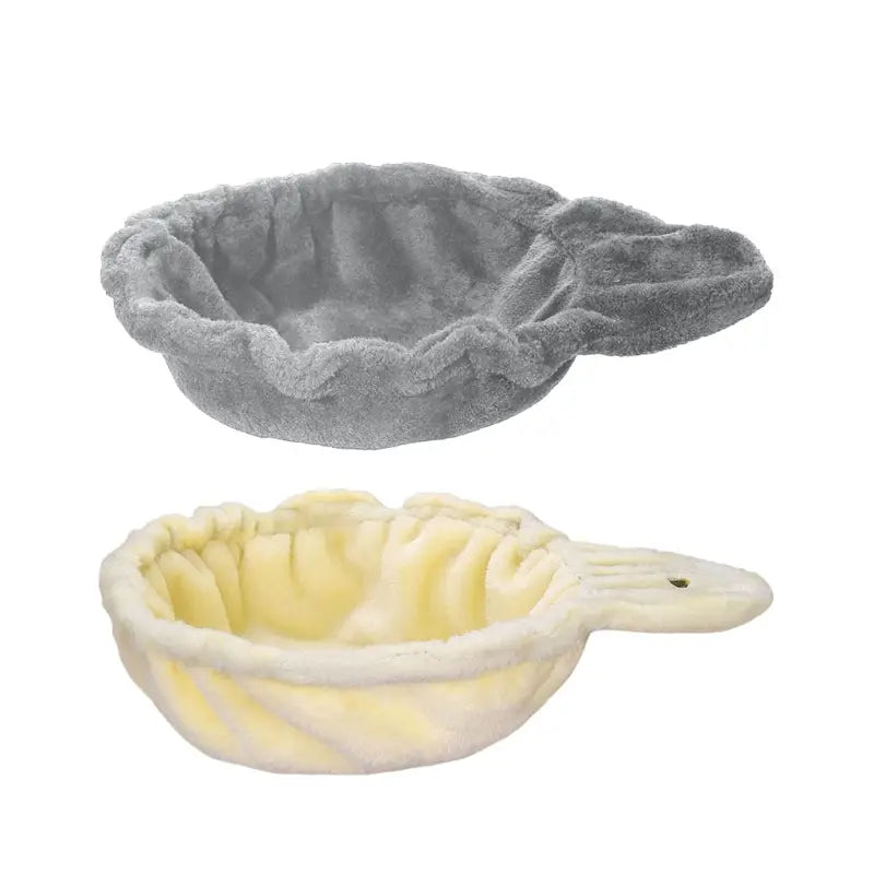 hamaca de felpa gris y color crema para reemplazo de árbol para gatos, con bordes suaves y ondulados y un asa diseñada como una zona de descanso desgastada para mascotas
