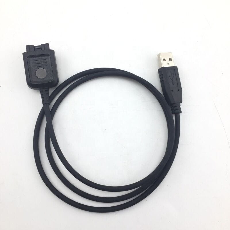 Motorola Tetra Mtp3150用カーチャージャー12Vに対応する、標準USB-Aコネクタと専用の電話充電ポートを備えた黒色のUSBケーブル。