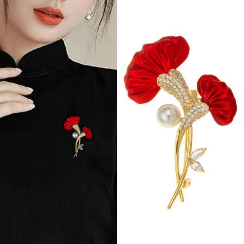 Broche à épingle en perle de cristal en forme de fleur rouge, comprenant une fleur en satin rouge avec une tige à ton doré et des accents en cristaux.