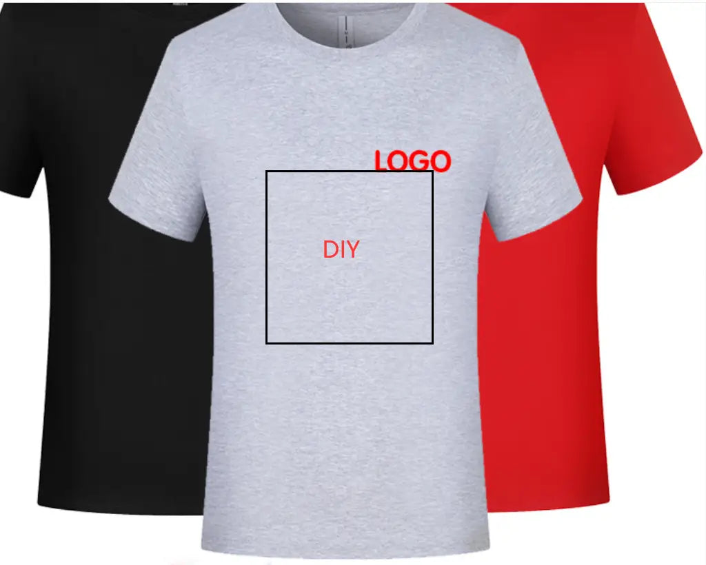 ヘザ—グレーのメンズ向けグラフィックプリント半袖コットンTシャツ。赤文字の正方形状DIYロゴエリアを特徴としています。