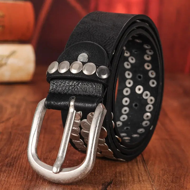 Ceinture punk en cuir noir clouté pour femmes, avec des clous à tons argentés et une boucle assortie.