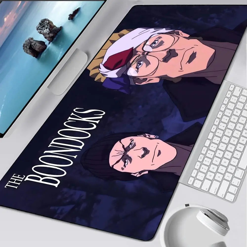 Die Gaming-Gummimatte für die Maus „The Boondocks“ zeigt einen dunkelblauen Hintergrund mit kräftiger weißer Beschriftung und detaillierten Illustrationen im Anime-Stil der Figuren der Serie,.