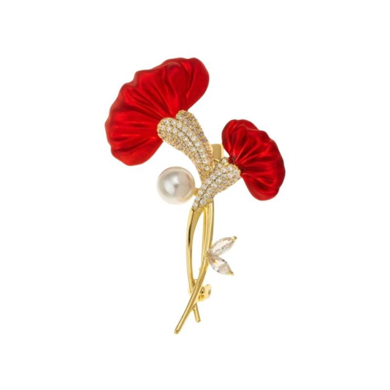 Broche à épingle élégante en perle de cristal en forme de fleur rouge, présentant un motif de coquelicot rouge avec une tige à ton doré et des feuilles ornées de cristaux étincelants, ainsi qu’une perle centrale.