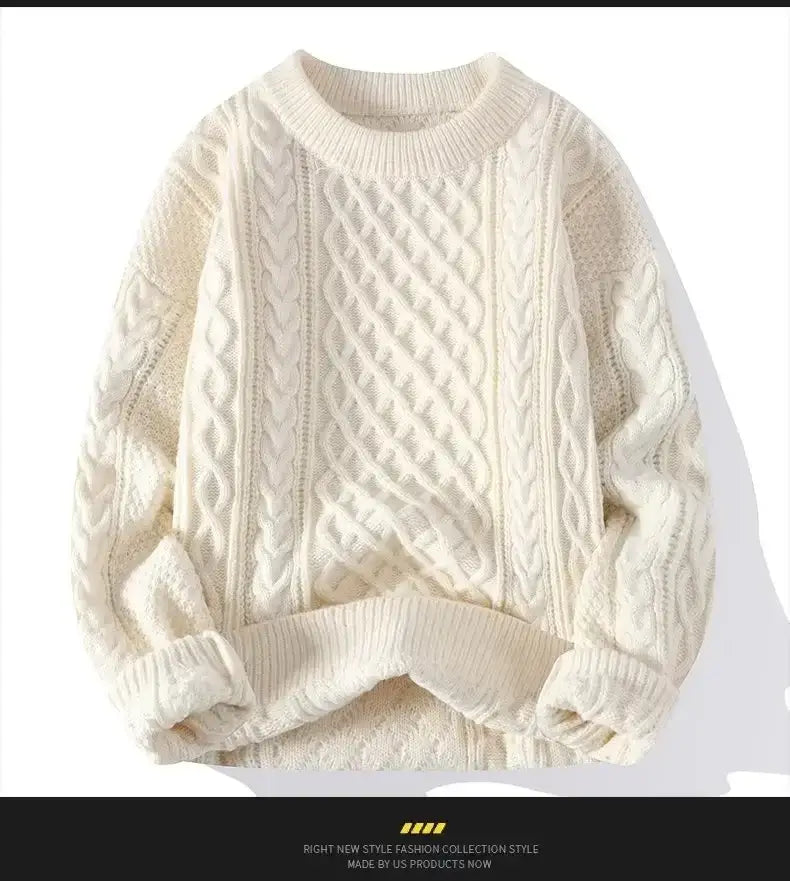 Cremefarbener Zopfmuster-Strickpullover mit klassischem Rundhalsausschnitt und gerippten Bündchen, entworfen als lässiger Winterpullover für Herren.