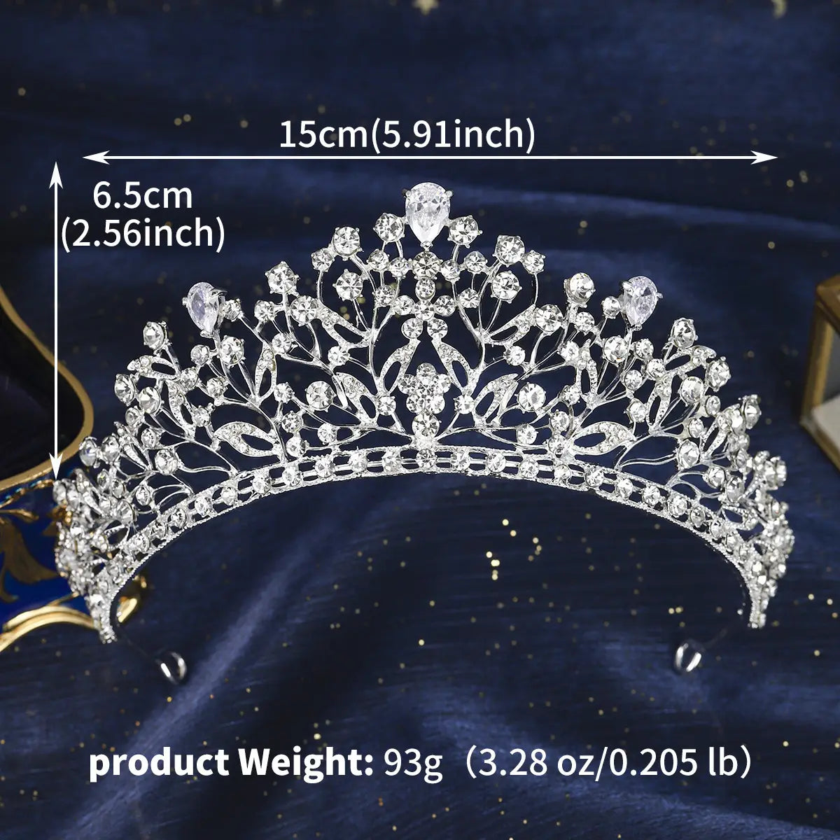 Une tiare de mariage en cristal d'argent étincelant, aux motifs floraux complexes et aux cristaux transparents, dotée d'une pierre précieuse centrale en forme de goutte, pour un usage lors du mariage.