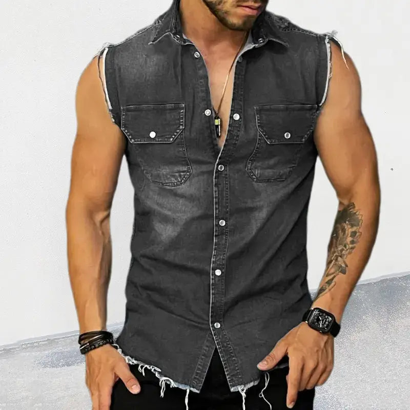 Herren-Jeans-Trägershirt ohne Ärmel im Streetwear-Stil aus dunkelgrauem Denim mit ausgefransten Kanten und zwei Brusttaschen.