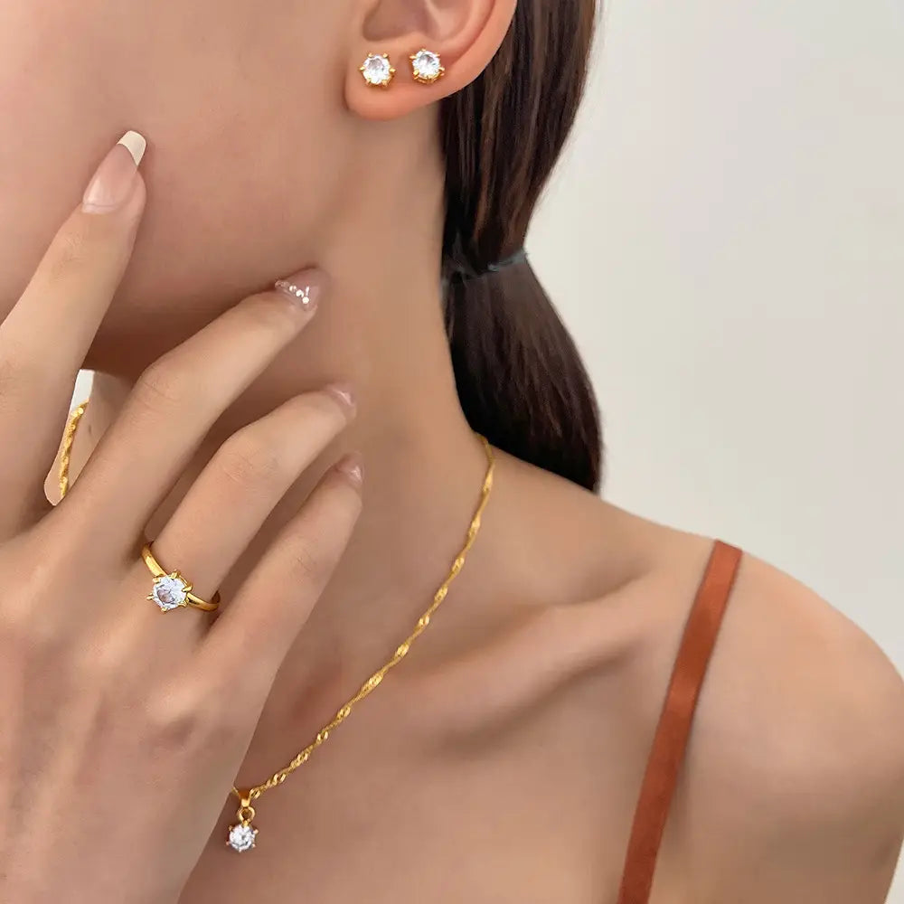 Collar de cadena trenzada de color dorado con un pequeño dije de diamante, del juego de joyería de circonita cúbica de 5 piezas.