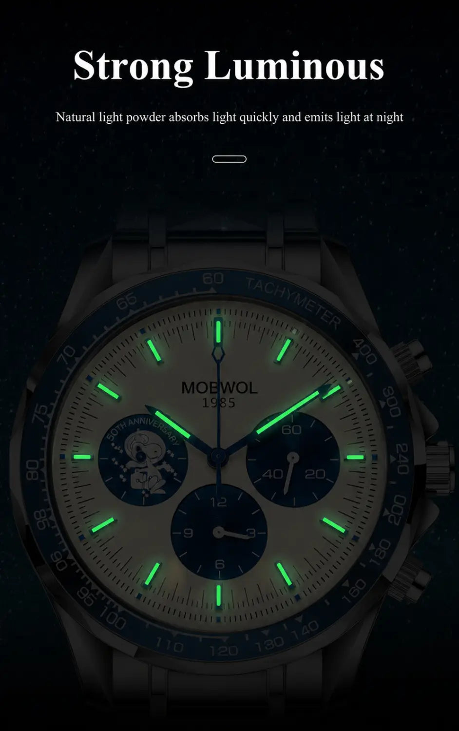 Eine elegante moewol 1985 Herren-Silber-Chronograph-Quarzarmbanduhr mit einem metallischen Gehäuse aus Edelstahl, leuchtend grünen Stundenmarkern und Zeigern, blauen Hilfszifferblättern und einer leuchtenden Lünette.