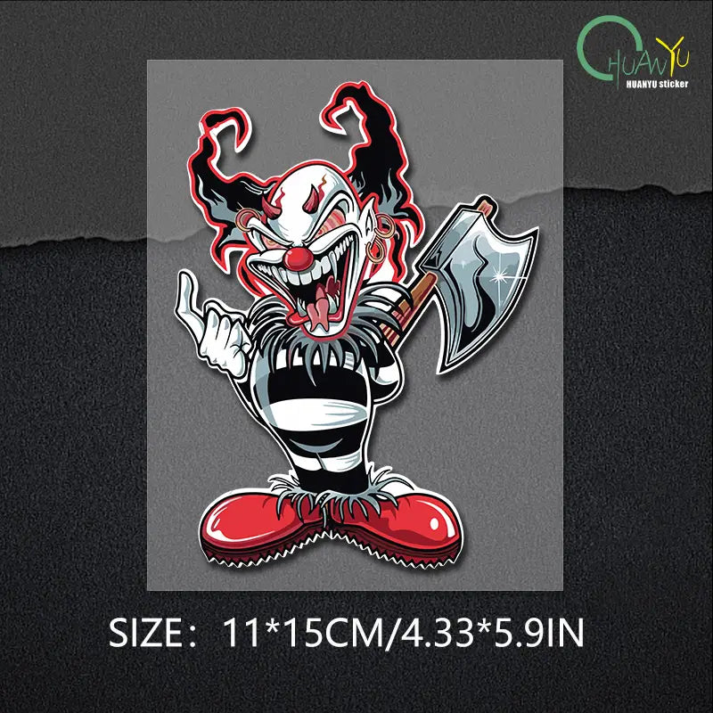 Autocollant de voiture de clown maléfique imperméable représentant un clown de dessin animé à la grimace menaçante tenant une hache, des rayures noir et blanc audacieuses, des chaussures rouges et des cheveux rouges flamboyants sur fond gris.