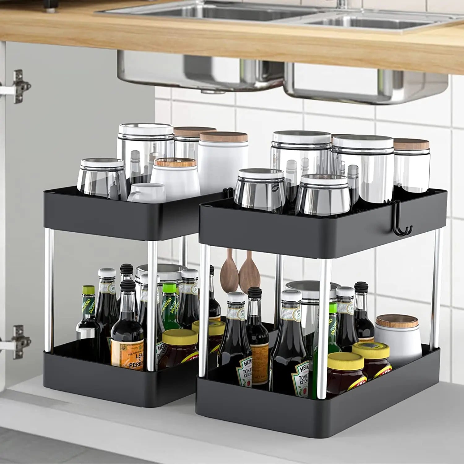 Rangement pour organisateur d’évier à deux niveaux de couleur noire, avec pieds métalliques argentés et crochets, pour le rangement de placard de cuisine et de salle de bain.