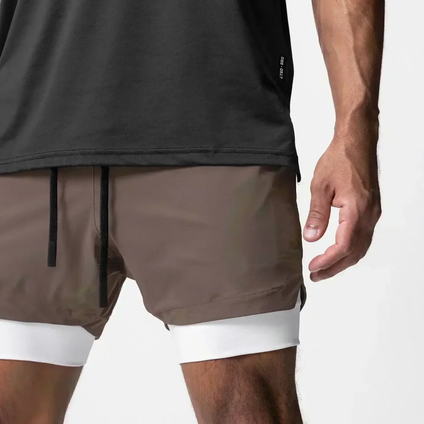 Hombres, pantalones cortos atléticos 2 en 1 para gimnasio color marrón con forro interior blanco, cordones negros y trabilla para la toalla; ofrecen soporte durante los entrenamientos.