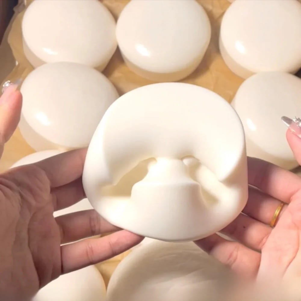 Moule en silicone blanc pour gâteau au yaourt, jouet antistress souple, façonné comme un beignet avec un centre évidé.