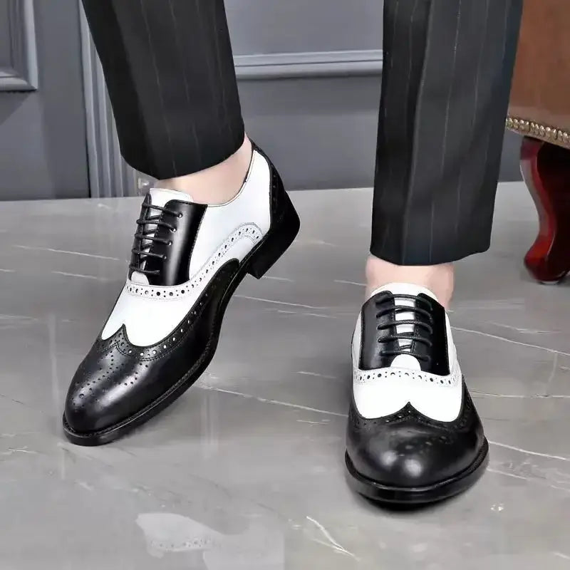 Zapatos de vestir tipo Oxford bicolor con costuras brogue para hombre en cuero negro y blanco con detalles perforados.