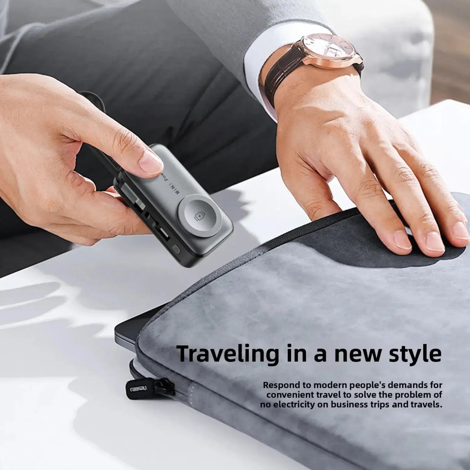 Chargeur portable mini batterie de secours magnétique noire de 5000 mAh, avec plusieurs ports USB et un bouton circulaire sur le côté.
