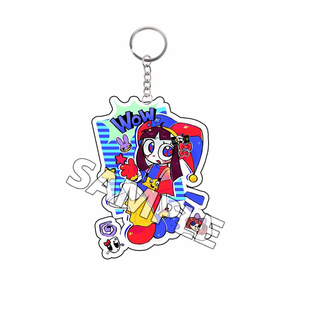 Llavero acrílico colorido que presenta un personaje caricaturesco con sombrero de bufón rojo y azul, vestido amarillo y guantes con forma de estrella, como parte de los productos terminados en la colección de llaveros acrílicos del personaje tipo Tadc.