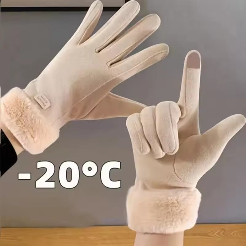 Des gants chauds pour écran tactile d’hiver pour femmes de couleur crème, avec une enveloppe extérieure douce au toucher daim et des poignets en fausse fourrure moelleuse.